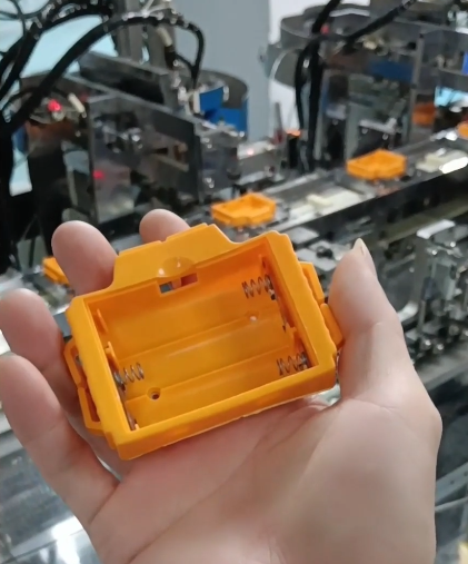 電池彈片自動(dòng)裝配機(jī)的定義和優(yōu)缺點(diǎn)